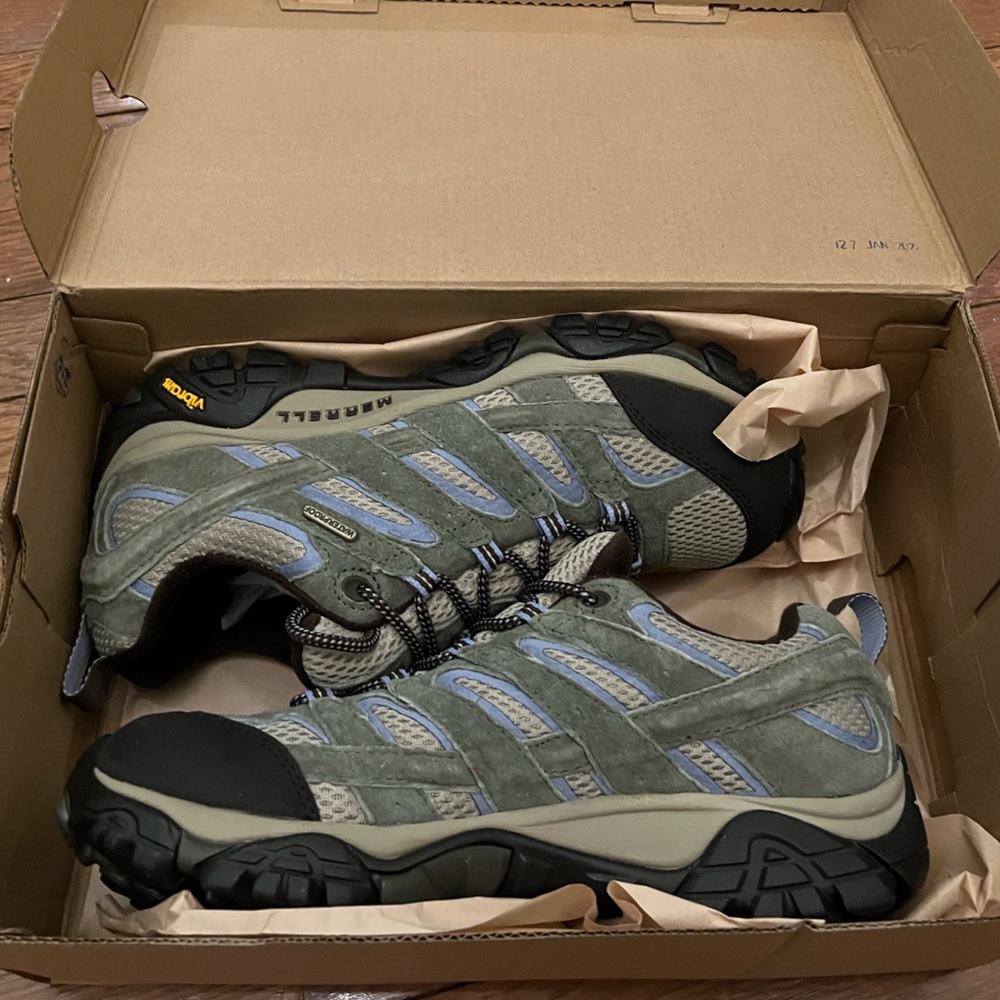 Merrell Women’s Hiking Sneakers. Never worn 8.5